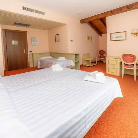 فندق Della Torre 3*