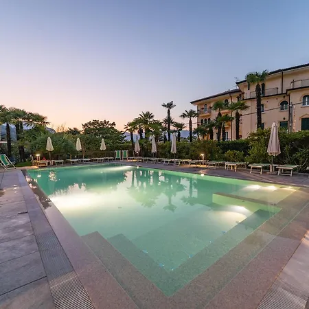 Della Torre فندق ستريزا