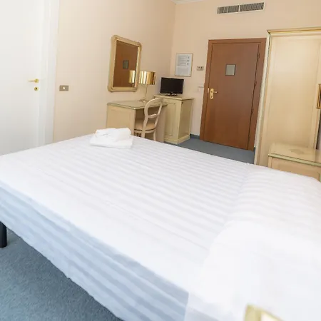 Della Torre فندق ستريزا